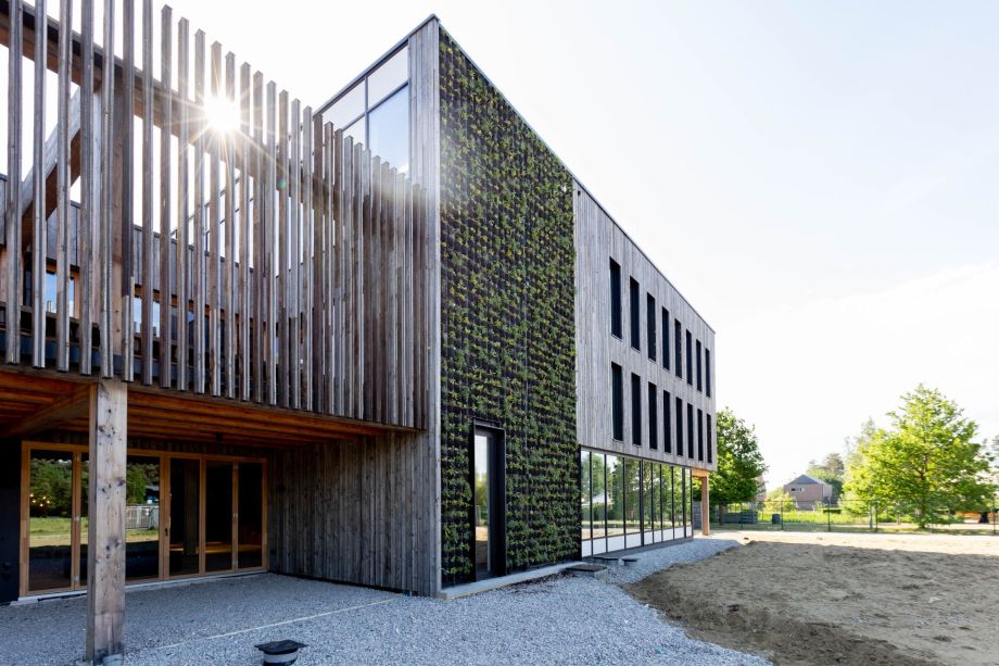 Groene buitenmuur Kamp C